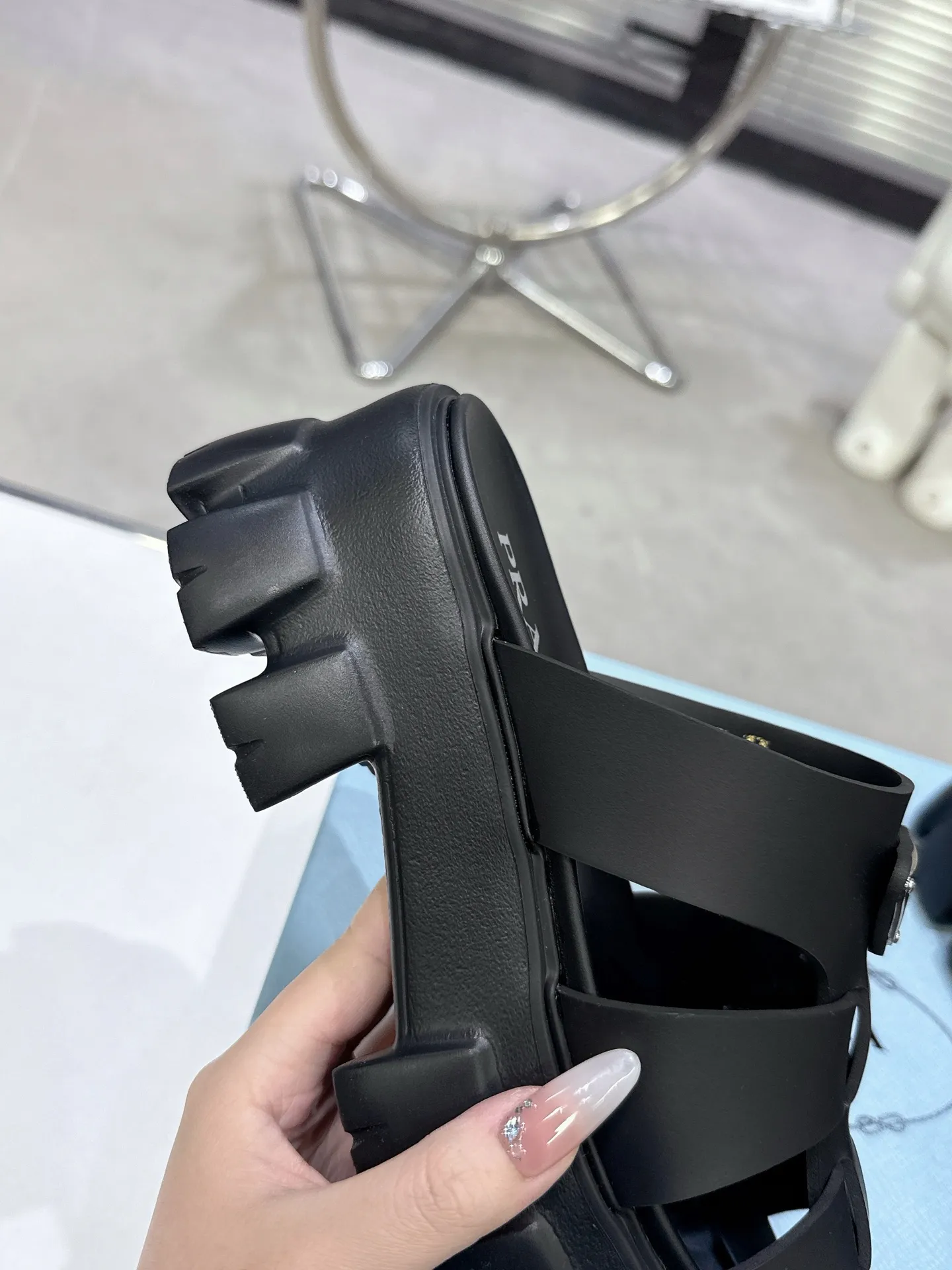 👟👟Ex-factory price 460👟👟 Women's shoes, women's clothing, 2025 exclusive version, super hot🎊🎊🎊hot prada triangle buckle serrated Roman thick-soled rubber foam ultra-light sandals Retro, fashionable and avant-garde, the upper perfectly restores the original craftsmanship, making the whole pair of shoes light and comfortable, full of holiday feel, and bright colors💐💐💐💐 to satisfy a variety of choices for fashionable people with different styles! The iconic metal triangle logo is paired with the shape of ancient beach sandals. Every design element is fashionable! Code number 35-40​